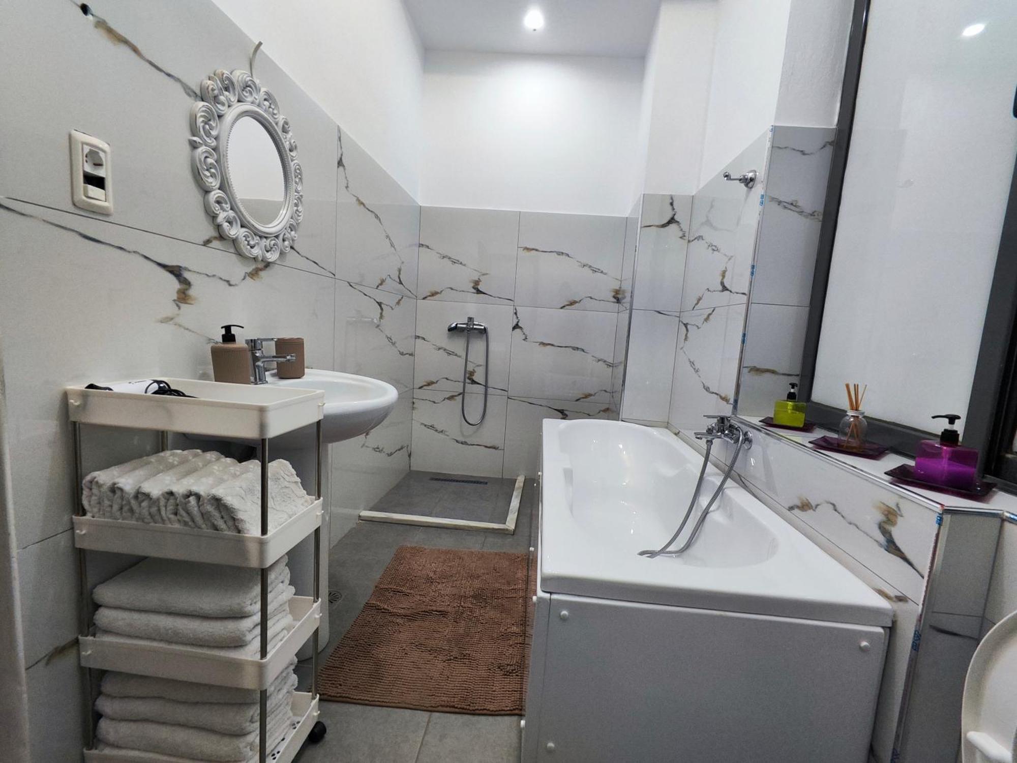Kb Downtown Gjirokaster Apartment Luaran gambar
